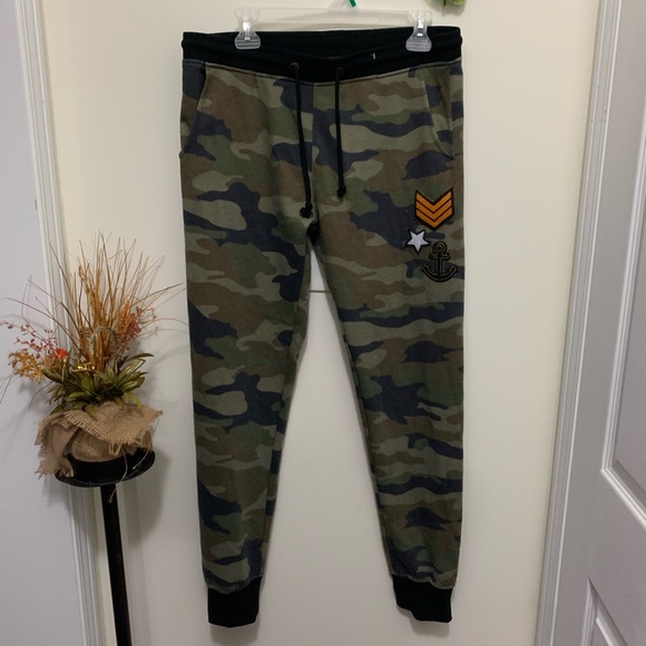Urban Heritage Camo Drawstring Joggers - Picture 4 of 8